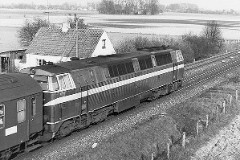 DSB MZ class photographed by Kauslunde - heading for Odense. 9. April 1978.   The MZ class (type I and II) was purchased from 1967 to 1970 in a number of 26. Only a few of these engines remain in service by DSB - most are now sold to other companies. Built by NOHAB and Frichs. Dieselelectric. Co'Co'. 2270 kW - 3300 hp. Max speed 143 km/h - 89 mph. Length 20 800 mm. Weight 116,5 metric tonnes.